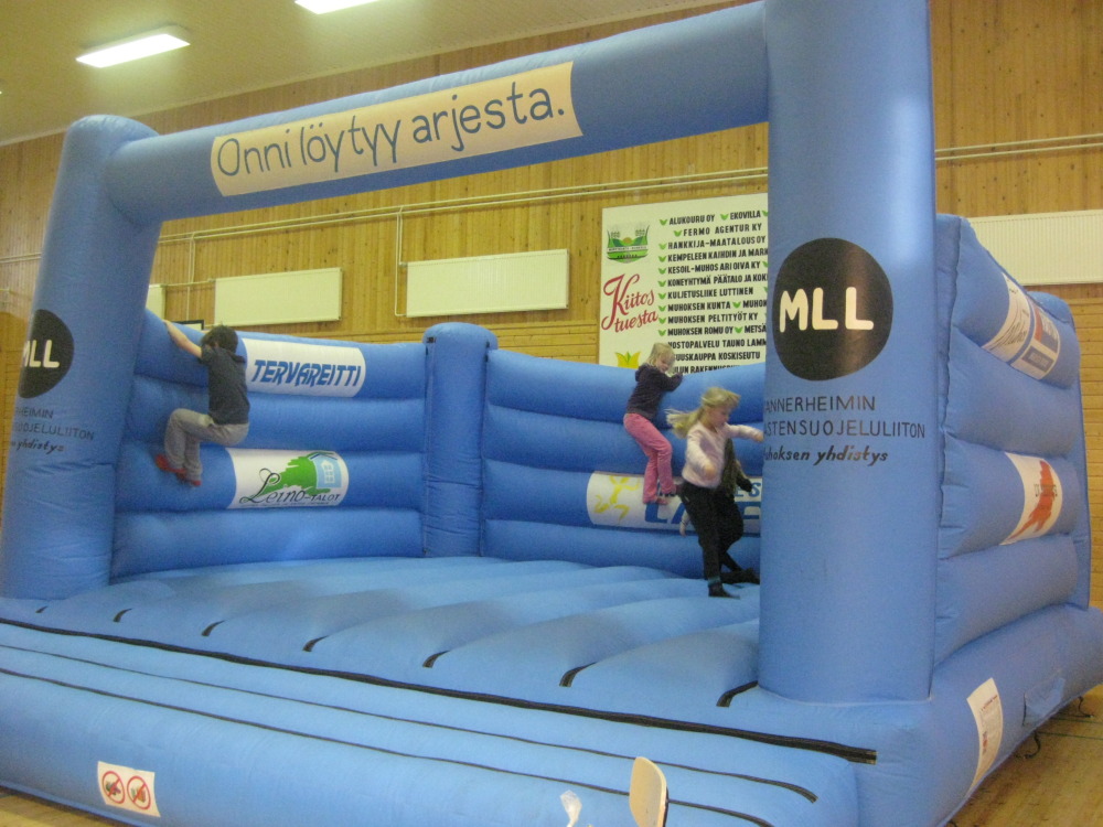 talvirieha 8.3 2014.  SisÃ¤llÃ¤ salissa vetonaulana oli pomppulinna...
