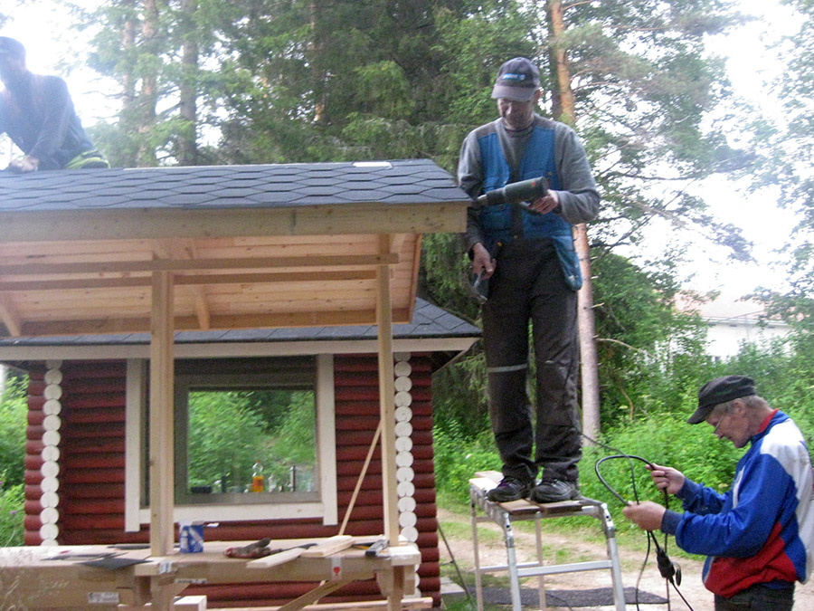 Grillikodan viereen valmistui talkoovoimin kesÃ¤llÃ¤ 2015 uusi katos, jossa on pÃ¶ytÃ¤ ja penkit.
