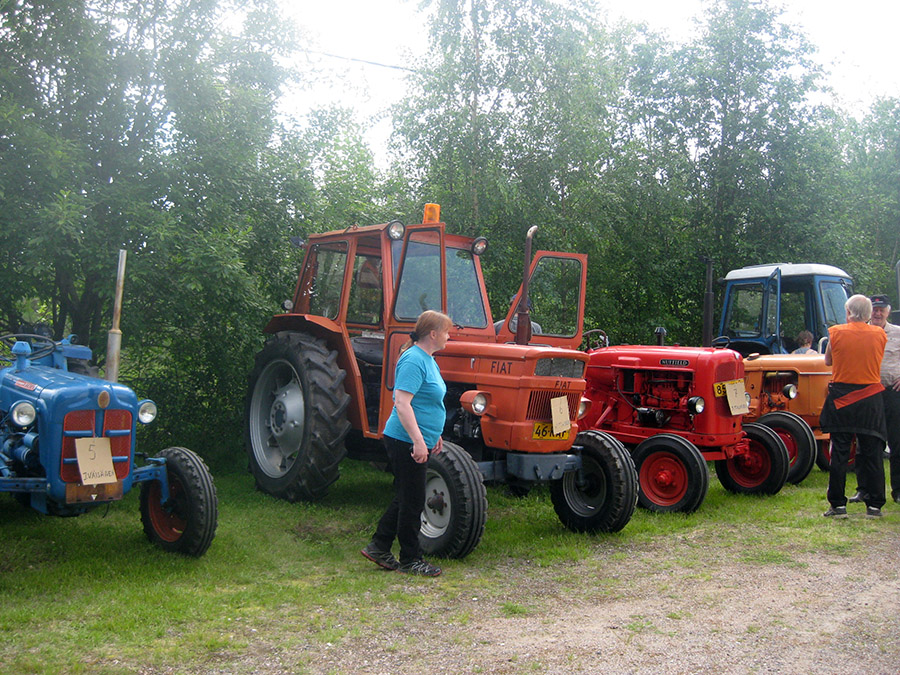 Vanhojen traktoreiden nÃ¤yttely on perinteisesti ollut yksi kylÃ¤pÃ¤ivien vetonaula, niin myÃ¶s kesÃ¤llÃ¤ 2015.
